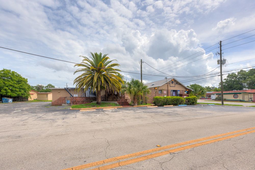Restaurant With High Visibility: 1330 N Woodland Blvd, Deland, FL 32720